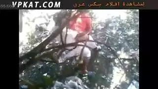 عاشق مغربي يأخذ مؤخرتها في جماع خشن في الغابة