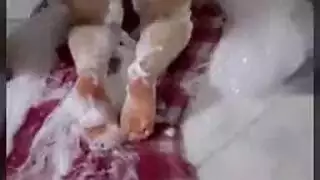 تغطية صدر زوجتي الكبير وطيزها بالصابون لجلسة جنس جماعي