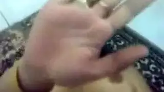 كلبة شهوانية بنظرة نارية تأخذ وضعية الكلب الخشنة