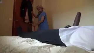 الخادمة ترى صاحب البيت يستمني