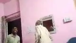 مشهد إباحي: شاب مسيطر ينكح رجل مسن خانع