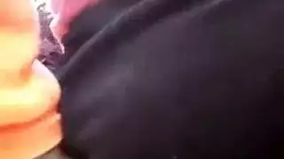 قضيب مراهق يفرك على مؤخرتها من فوق الملابس