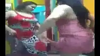إباحية صريحة: عاهرات تتراقص بشكل مغر قبل جماع جماعي