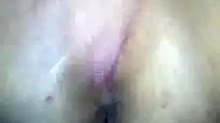 مراهقة تصرخ على قضيب أبيض هائل في فيلم إباحي
