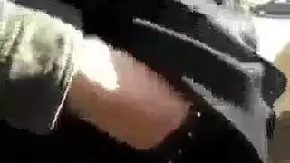 فيلم إباحي: فتاة منتقبة تأخذ قضيبًا عند باب الشقة