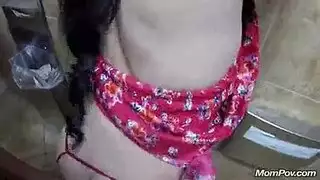 شرج لاتينية حار في حمام عام قذر