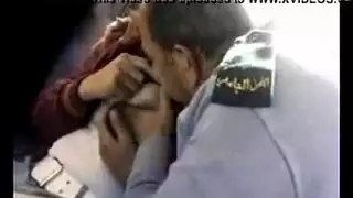 جولة قاسية: شرطي يدفع بعمق في السيارة، يلمس بزًا كبيرًا وينيك بقوة