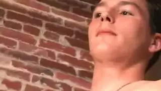 رجل واحد يخدم قطاراً من الفتيات الحارقات في إباحية خشنة