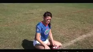 الوسيم الرياضي يستعرض رأس قضيبه الضخم