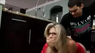 الشاب الوسيم يضرب كس زوجة أبيه على المنضدة