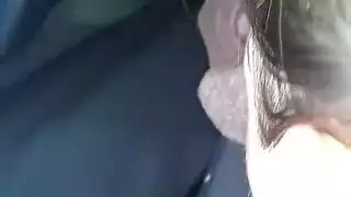 عاهرة ناضجة ساخنة تأخذ القضيب بعمق في حلقها