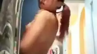 فتحة شرج مفتوحة على مصراعيها تُملأ إكس إكس إكس مكثف
