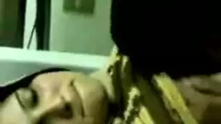 زوج يشاهد ويسجل مشهد اختراق مزدوج إباحي لزوجته