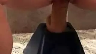 الرئيس التنفيذي الخنثى يختبر العاهرات بلعبة جنسية