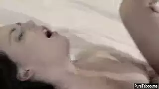  فتحة مراهق مشعرة تختنق بقضيب كبير