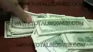 ثلاثة أقوياء ينكحون فرج شقراء نحيفة بشدة