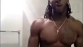 رجل أسود وسيم وشقراء في مشهد جنس مكتبي حميمي صريح