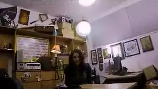 سمراء ذات مؤخرة كبيرة تحصل على قذف مالح على وجهها