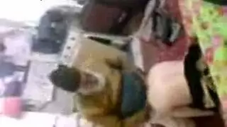 ولد زانق مرات أبوة وبيدها من وراء