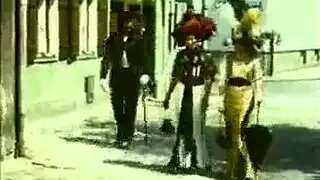 ولد مع الامه