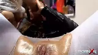 إباحية فتيش: جوارب ممزقة وهزة أنثوية قوية