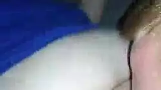 متحمسون جنسياً يأخذون لعبة جنسية إلى الحديقة للاستمتاع العلني