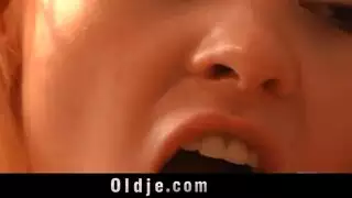 تشاركها بابا نويل وأبوها الديوث في مثلث جنسي صريح