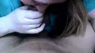 هي وصديقتها يرسمان العلم الامريكي علي الجسم