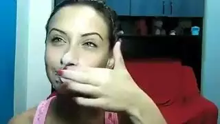 نجمت إباحية سمراء تتباهى ببيكينيها وثدييها المزينين بالمجوهرات