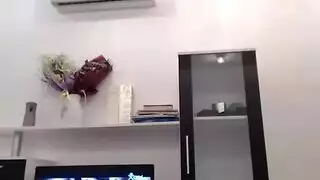جوارب حمراء، تفتح ساقيها على مصراعيهما للتدليك العميق