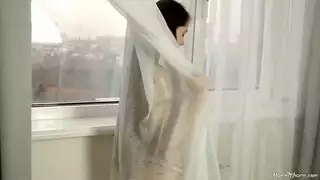 ثديان طبيعيان كبيران يفركان فرجها المحلوق