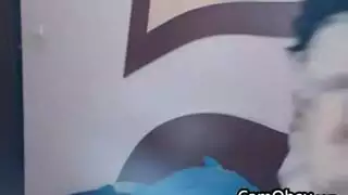 زوجة متلهفة وصديقتها تتعاونان على قضيبه لإنهاء إباحي