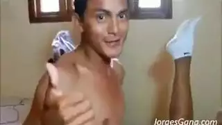 ثلاث مراهقات شقراوات يتناوبن على قضيب صلب