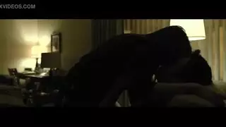 الفتاة الحمراء إيميلي كاين تدمر مهبلها الضيق في الخارج