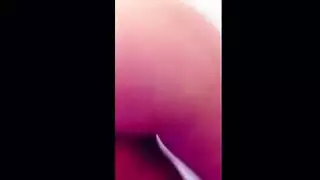 أشقر بملابس لامعة تمص ثدييها وتنكح