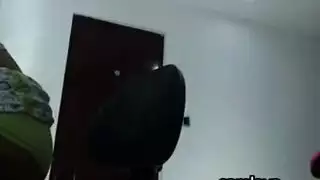 قبلة عميقة للفتاة الشقراء الجذابة تؤدي إلى قذف داخلي