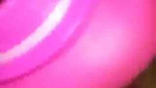 ضعف المص الفموي: رجل يستمتع بفمين في هذا الفيديو الإباحي