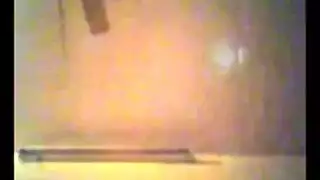 فتاة عيد الميلاد تنكح في وجهها أثناء فتح هديتها