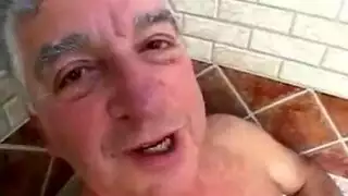 مراهقة مثيرة بثديين مثاليين في مشهد صريح