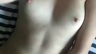 فتحات الطالبة المهووسة تُسلك بقضيب سيدها الطويل القاسي