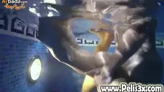 جنس جامع في المسبح: فاجرة تركض على قضيب في العلن