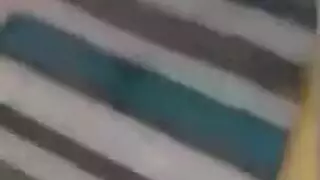 فوضى ثلاثية: الزوجة تأخذ قضيبين في فتحاتها الضيقة