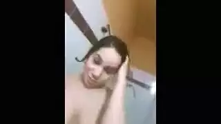 العاهرة العربية وقحة تتوسل للسائل المنوي على وجهها