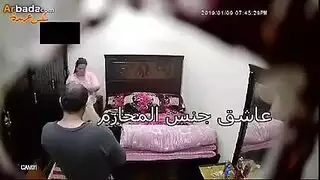 جماع عنيف بوضعية الكلب يضرب فتحات زوجته