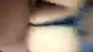 تلهث طالبة منه إخراج عضوه من مؤخرتها المُدَمَّرة