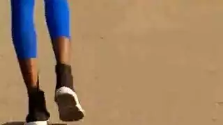الفتاة النحيلة حمراء الشعر تأخذ جماعاً حلقياً وقذفاً على الوجه