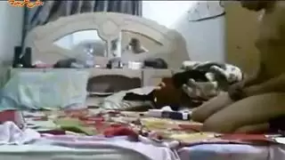 لا توجد فتيات حوله، فيمارس الجنس مع مؤخرة أخته بوضعية الكلب