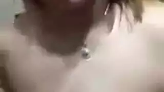 موعد جنس خجول من وسائل التواصل يطلب إطفاء الأنوار قبل جنس جماعي