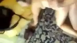 زوج ديوث يطلب من صديقه أن يمارس الجنس مع زوجته بقوة
