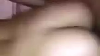 سيدة جائعة للقضيب تتوسل لممارسة جنس عنيف وقذف على الوجه
